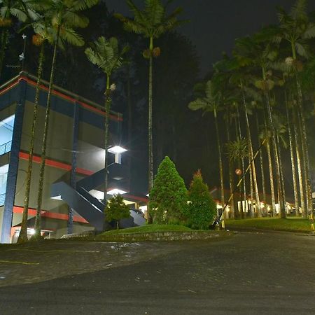 Surya Hotel & Resort Baturraden Extérieur photo