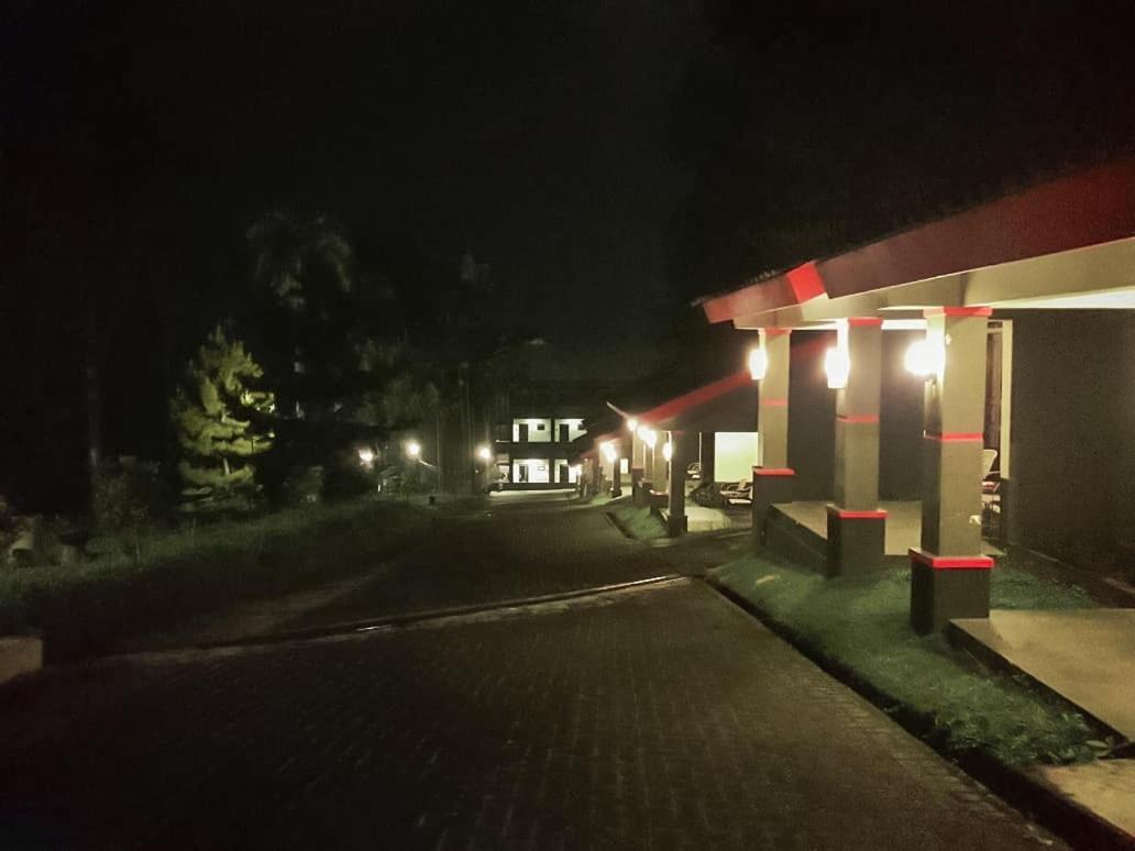 Surya Hotel & Resort Baturraden Extérieur photo
