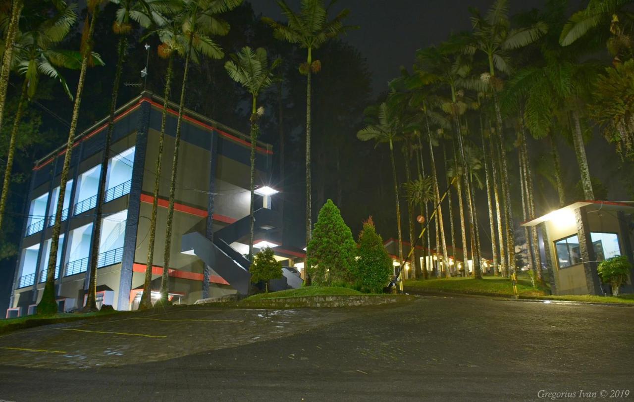 Surya Hotel & Resort Baturraden Extérieur photo