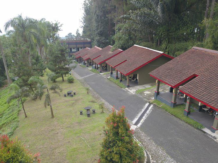Surya Hotel & Resort Baturraden Extérieur photo