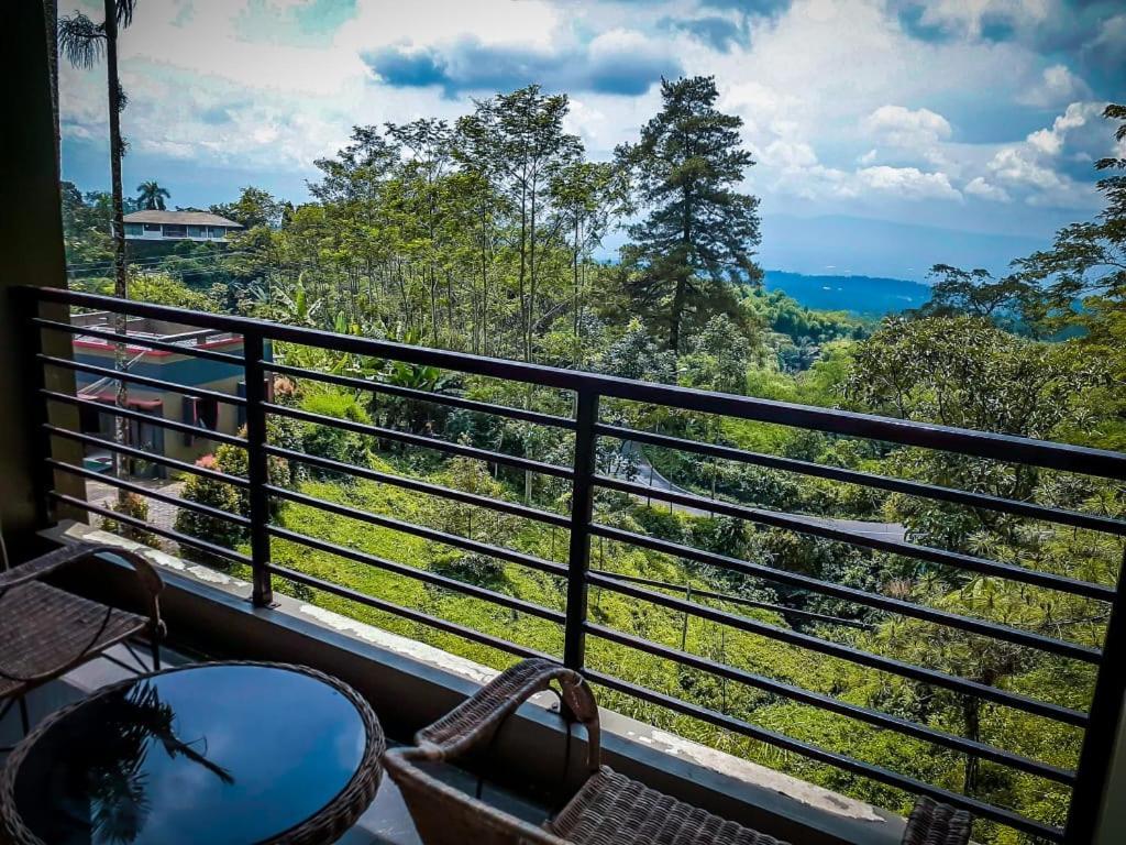 Surya Hotel & Resort Baturraden Extérieur photo