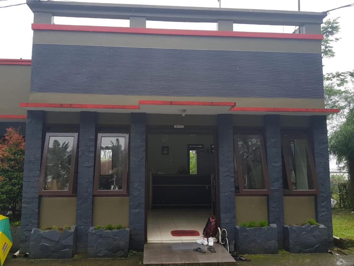 Surya Hotel & Resort Baturraden Extérieur photo