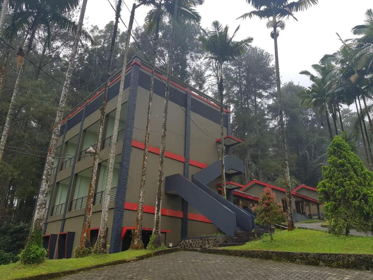 Surya Hotel & Resort Baturraden Extérieur photo