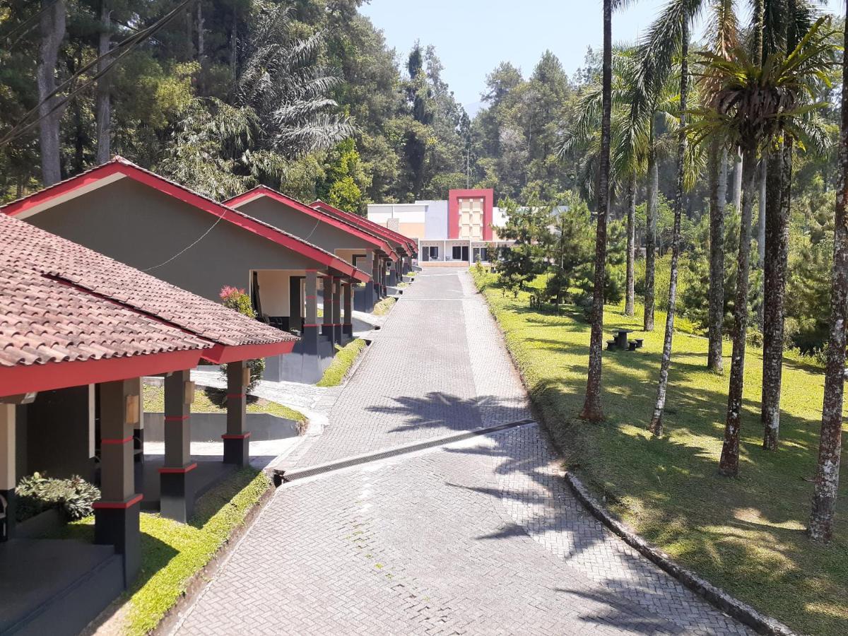 Surya Hotel & Resort Baturraden Extérieur photo