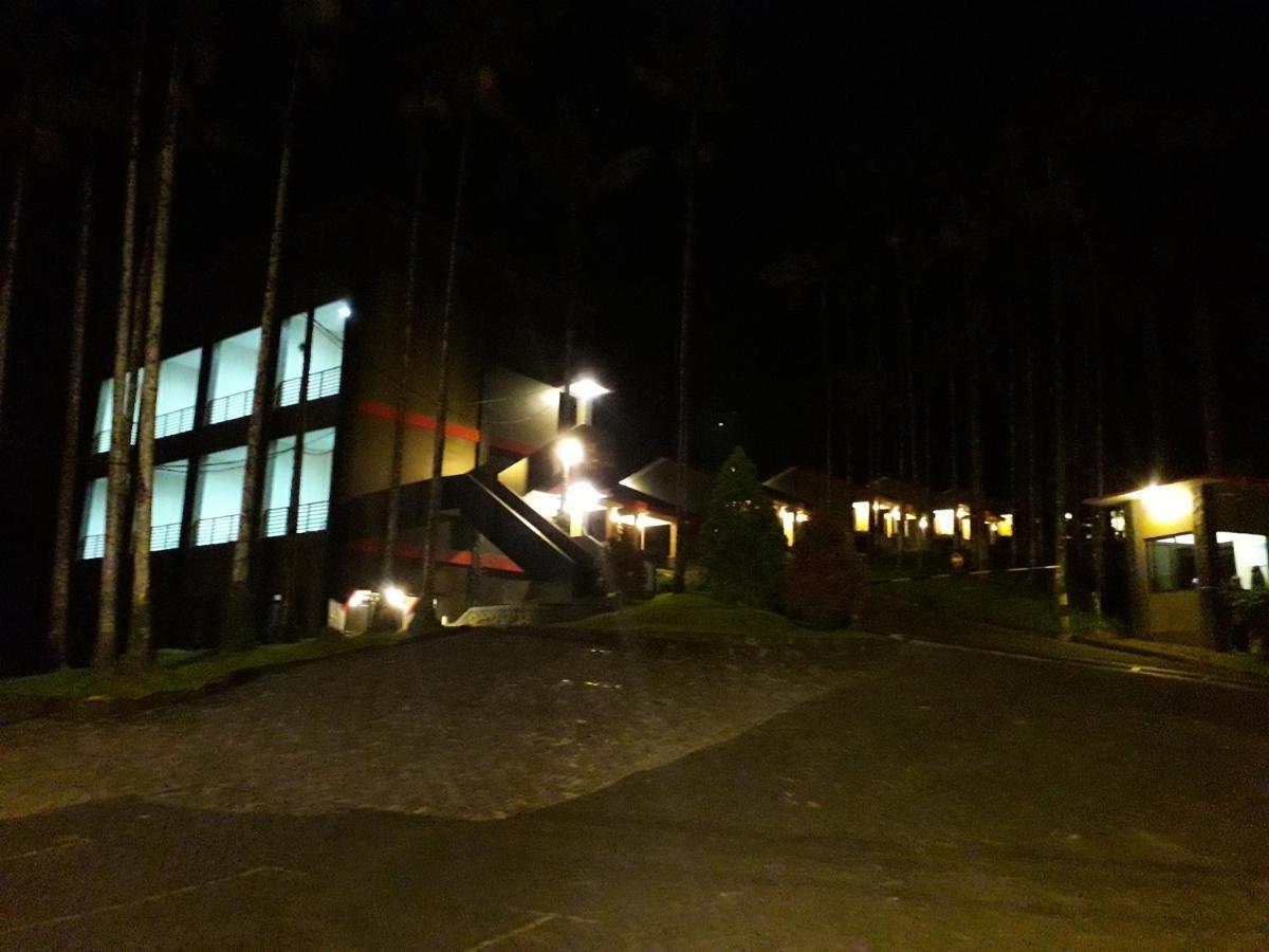 Surya Hotel & Resort Baturraden Extérieur photo