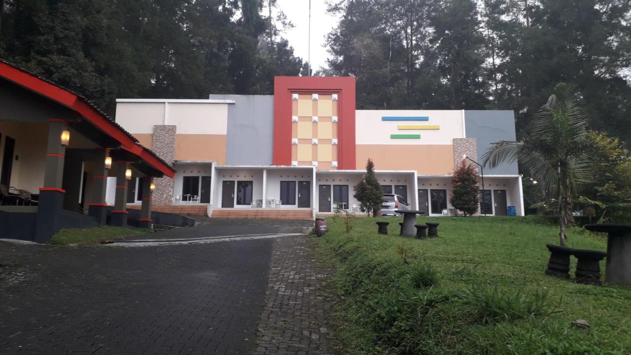 Surya Hotel & Resort Baturraden Extérieur photo